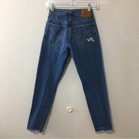 Levi’s Distressed Wedgie jeans. Cropped Raw Hem. Size 25 - Picture 4 of 8